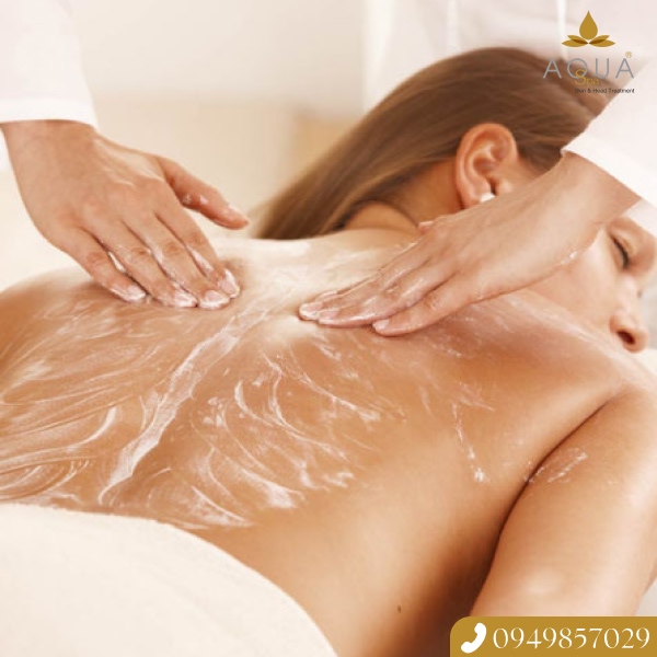 在 AQUA SPA 结合 Lumifacial 光线的皮肤焕肤术减少背部痘印的技巧